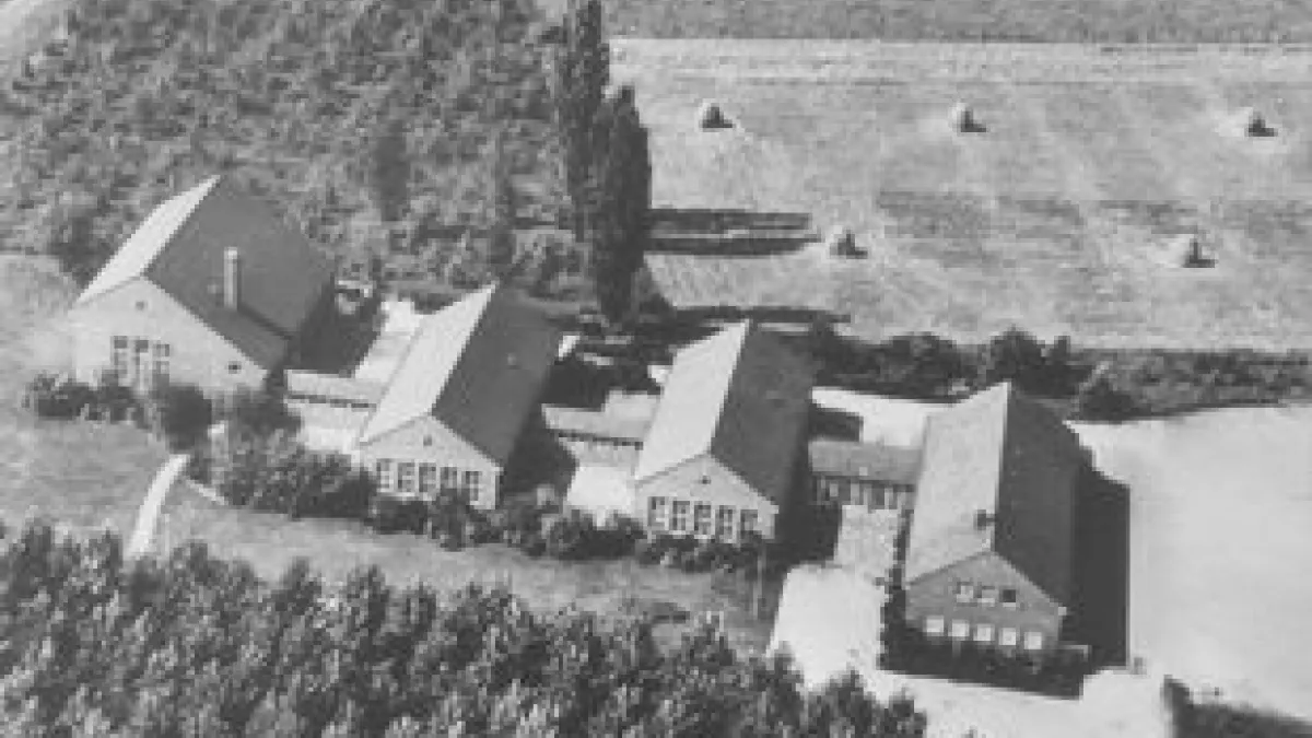 Luftbild der Neersener Volksschule