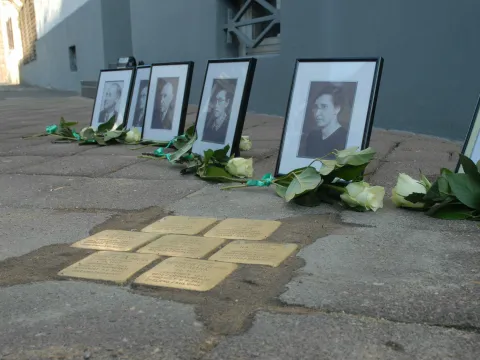 Stolpersteine mit Portraits und Rosen