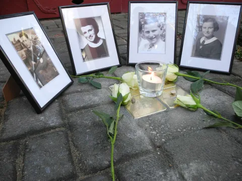 Stolpersteine mit Portraits und Rosen