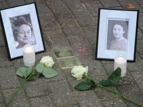 Stolpersteine mit Portraits und Rosen