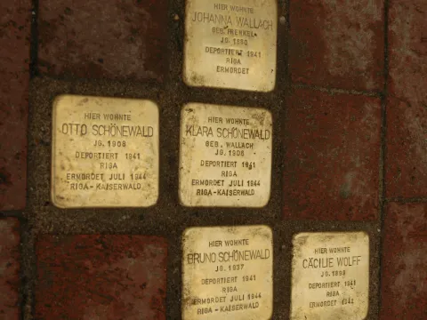 Fünf im Pflaster eingelassene Stolpersteine