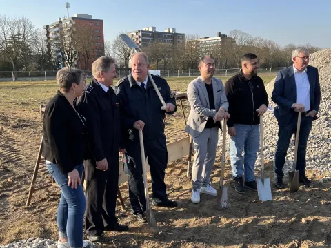 Menschen  mit Schaufeln warten auf den Beginn