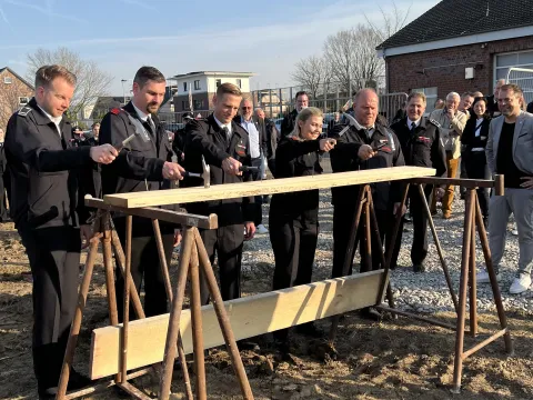 Menschen beim Einschlagen von Nägeln mit Hämmer