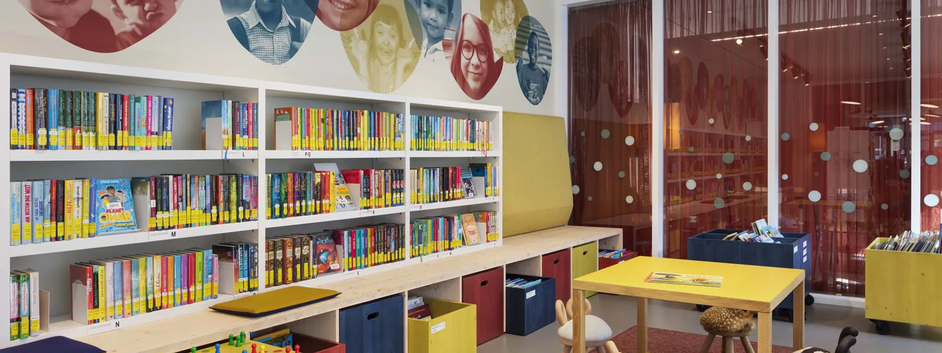 Regale mit Kinderbüchern in der Bibliothek