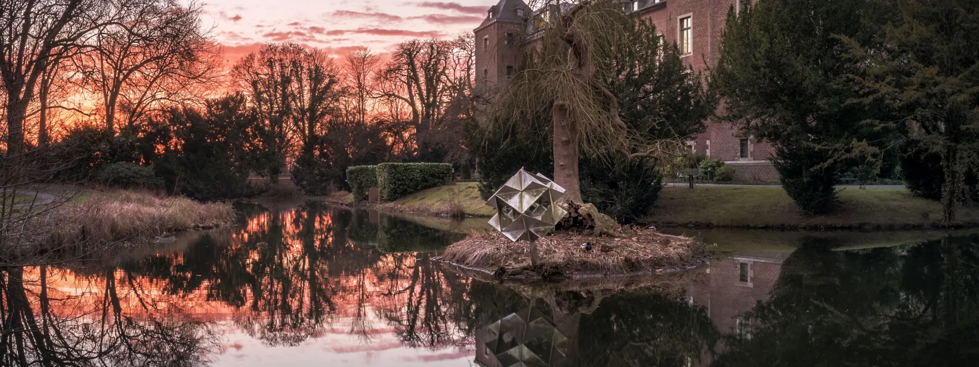 Schloss Neersen gespiegelt im Wasser