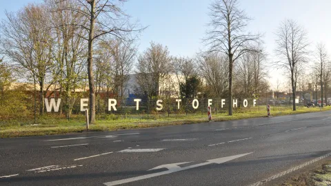 Einzäunung des Willicher Werstoffhofs mit Großbuchstabenbeschriftung 