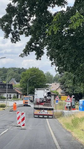 Baumaschine auf Landstraße vor Neersen  