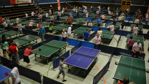 Eine Halle voller Tischtennisplatten und Tischtennisspieler