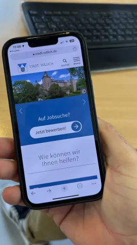 Smartphone mit Willicher webstartseite 