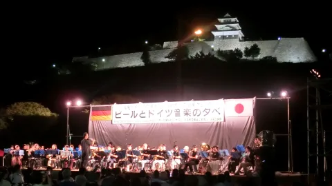 Deutsch-japanisches Fest Marugame vor der Kulisse der Burg Marugame