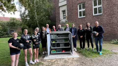 Vertreter von Stadt und TV Anrath bei Einweihung Sportbox