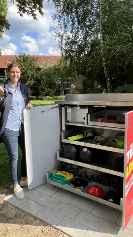 Lisa Coppus vor geöffneter Sportbox 