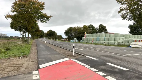 Blick auf frisch renovierte Kreisstraße 17 mit Radweg