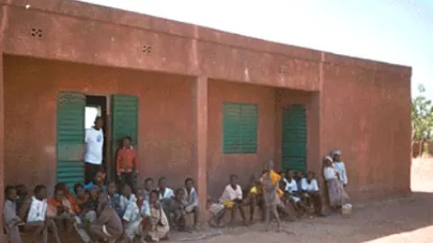 Kinder vor Schulgebäude in Burkina Faso 