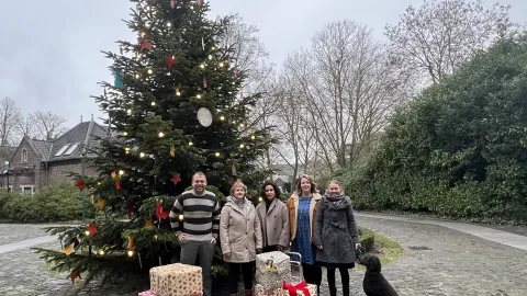 Geschenke Rotary-Club und EZB vor Weihnachtsbaum 