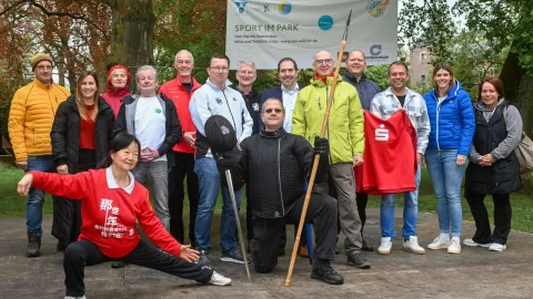 Anbieter der Sportofferten vom Stadtsportverband mit Offiziellen auf dem Sportparkett im Schlosspark  