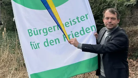 Pakusch mit Flagge Mayors for peace