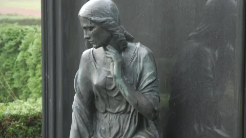 Skulptur auf Friedhof 