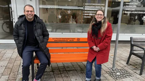 Aktion orange Bank 11 2024 - BM und Diana Schrader uffe Banke.  