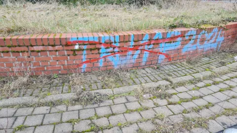 Mauer Kreisverkehr gesäubert 